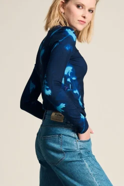 TURTLENECK Feathers And Florals